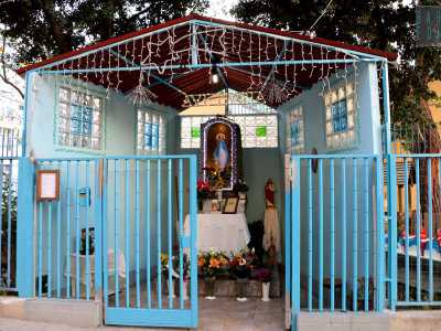Nella struttura si trova un azzurra edicola votiva con vetrate colorate che ospita al suo interno un altarino dove � poggiata una statuetta raffigurante la Madonna, circondata da vasi contenenti fiori freschi